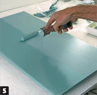 Male køkkenlåger: Mal fladerne tredje gang. Male køkkenlåger: Mal fladerne tredje gang.